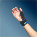 Mediroyal NRX Tumortos Kort med skena – svart neopren tumortos med kardborre på hand