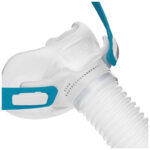 Maskram med slanganslutning och ventilationshål – sidovy