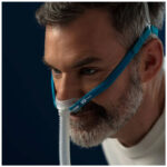 Man som bär masken sedd från sidan – diskret och kompakt design