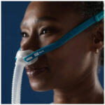 Kvinna med masken i profil – blå huvudbandsrem