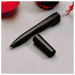 Svart ergonomisk penna hållen i hand