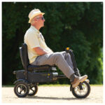 Man kör eFOLDi Explorer elscooter utomhus i park