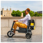 Kvinna kör eFOLDi Explorer elscooter vid Tower of London