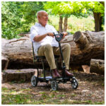 Man kör eFOLDi Compass elscooter utomhus i naturen