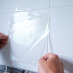 Transparent halkduk på köksbord