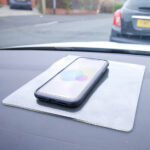 Halkduken håller porslin på plats