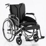 Yuwell H065C lätt hopfällbar rullstol i aluminium med svart mesh-sits, uppfällbara armstöd och stora bakhjul