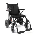 Yuwell D130GL elrullstol framifrån höger med silvrig ram och separata fotpedaler