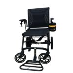 eFOLDi Navigator elrullstol med mugghållare monterad på höger armstöd