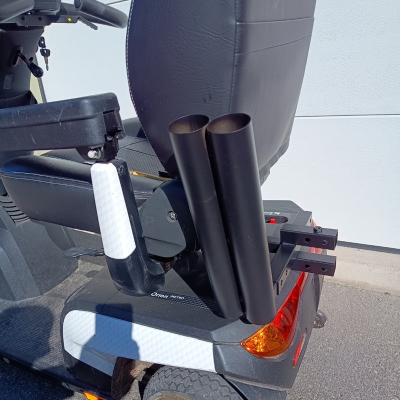 RBP Dubbel Käpphållare monterad på mobilitetsskoter Dubbel käpphållare mobilitetsskoter med universellt fäste – RBP tillbehör käppar elscooter