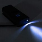 eFOLDi luftpump med LED-nödljus tänt i mörker, display visar batterinivå