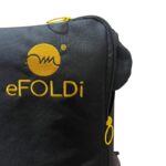 Närbild på eFOLDi-logga broderad i guld på svart väska