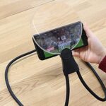 Rund lupp i användning över text