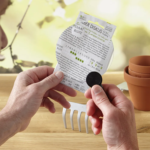 Rund lupp med halsrem på vit bakgrund