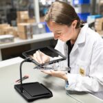 Bordslampa-lupp i användning med text synlig genom linsen