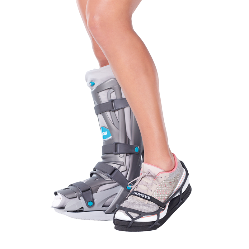 Svart skoförhöjning från ovansidan med halkskyddsmönstrad sula