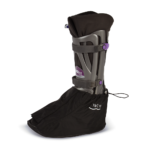 Svart regnskydd bakifrån med draghandtag synligt