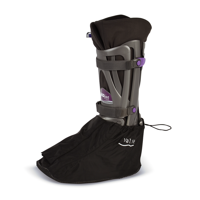 Svart regnskydd bakifrån med draghandtag synligt