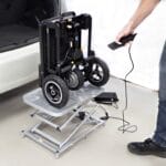 eFOLDi Lifter scooterlyft med hopfälld elscooter på plattformen och handkontroll