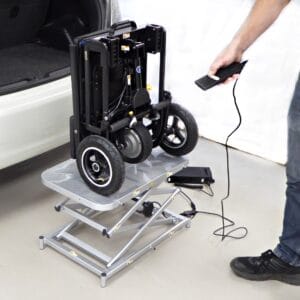 eFOLDi Lifter scooterlyft med hopfälld elscooter på plattformen och handkontroll
