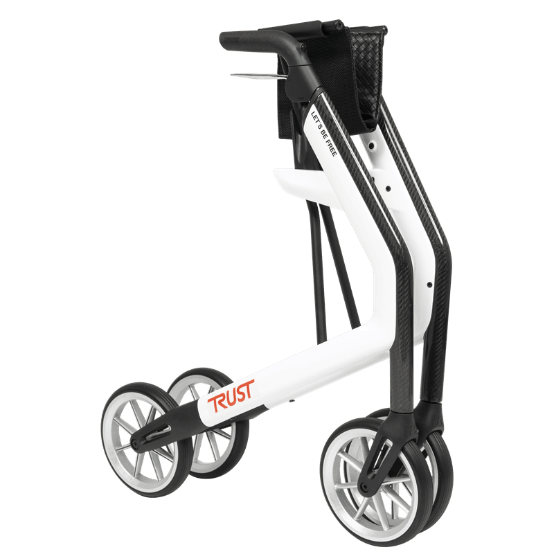 Vit rollator snett framifrån med svart väska på handtaget
