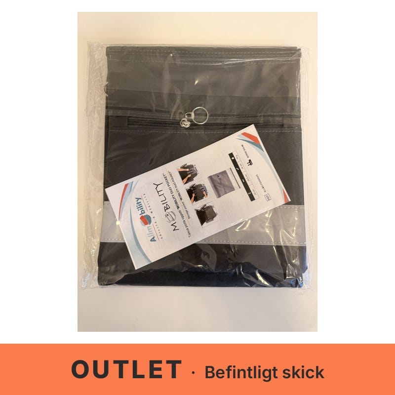 Förvaringsficka i mörkgrått tyg med dragkedja och ljusgrå rand i plastförpackning, med etikett från Allmobility som visar fickan monterad på en rullstol. – outletexemplar i befintligt skick